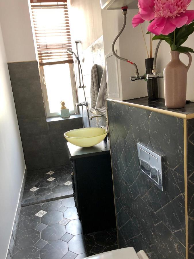 Bohemian Apartment In The Heart Of Old Ventspils City ภายนอก รูปภาพ